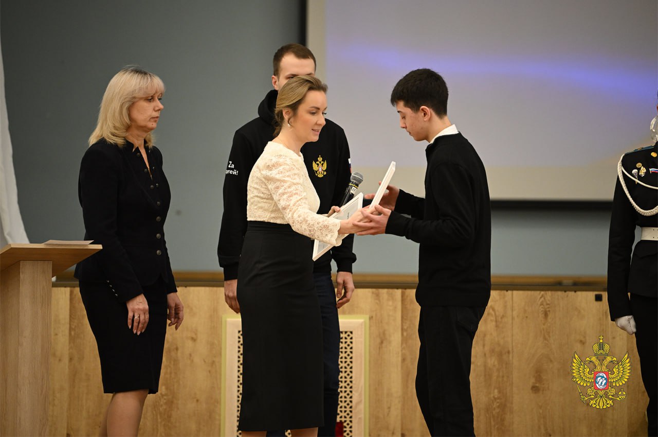 Красногорских школьников наградили грамотами за эвакуацию посетителей "Крокуса"