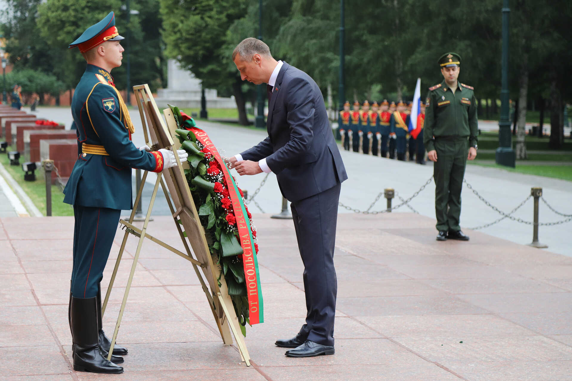 В Москве по случаю Дня Независимости РБ белорусско-российская делегация возложила цветы к мемориалам у Кремлевской стены