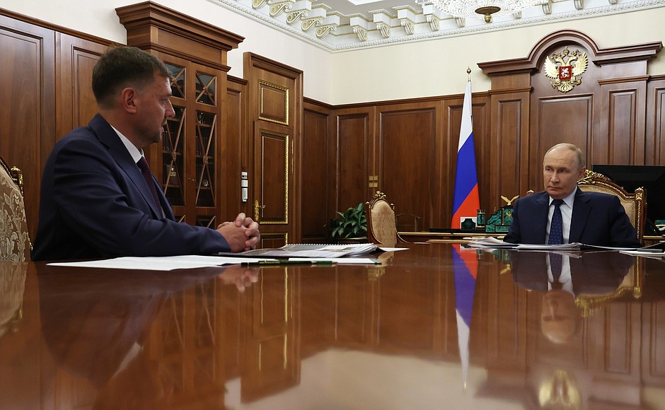 Путин обсудил с губернатором Запорожской области строительство дорог и развитие региона