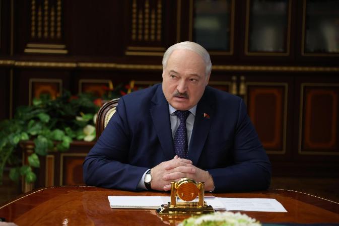 Лукашенко: будем тормозить и плестись в хвосте - нас затопчут 