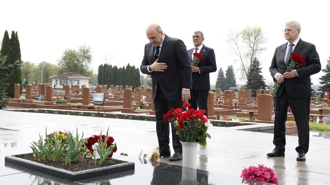 Мишустин посетил мемориальный комплекс "Город ангелов" в Беслане