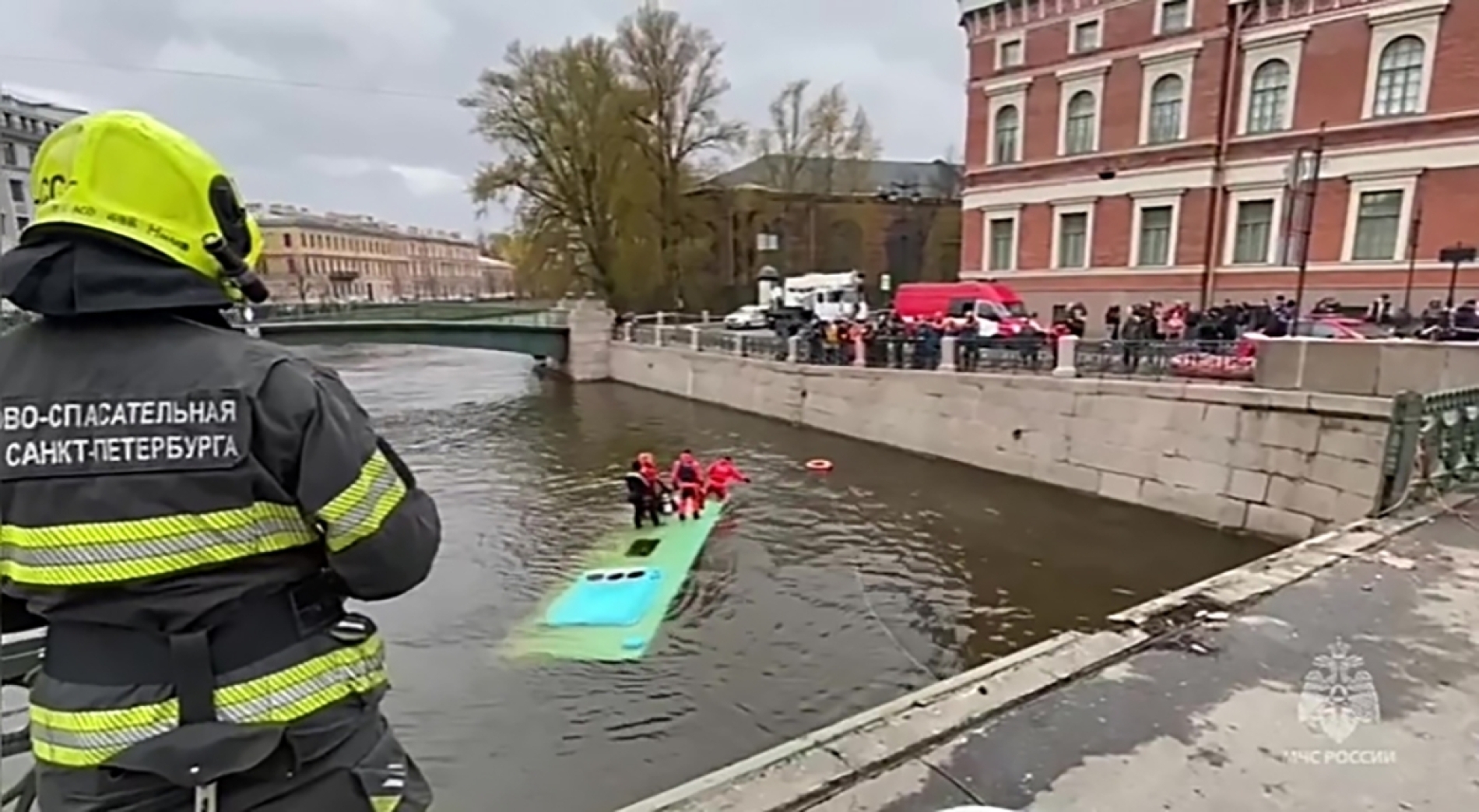 В Санкт-Петербурге автобус с пассажирами в результате ДТП упал в реку Мойку