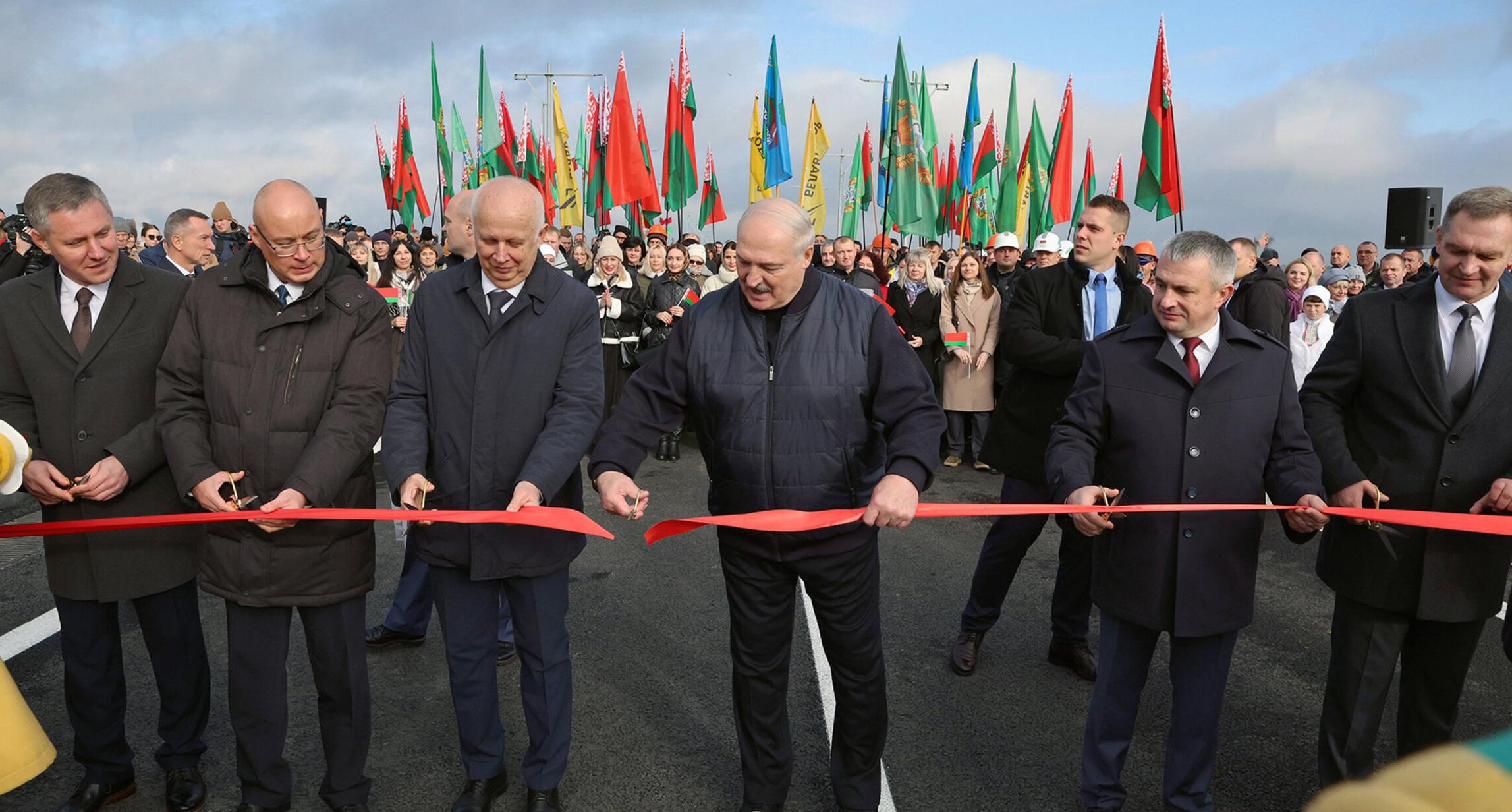 Лукашенко: мост как памятник добрых дел будет крепко стоять 