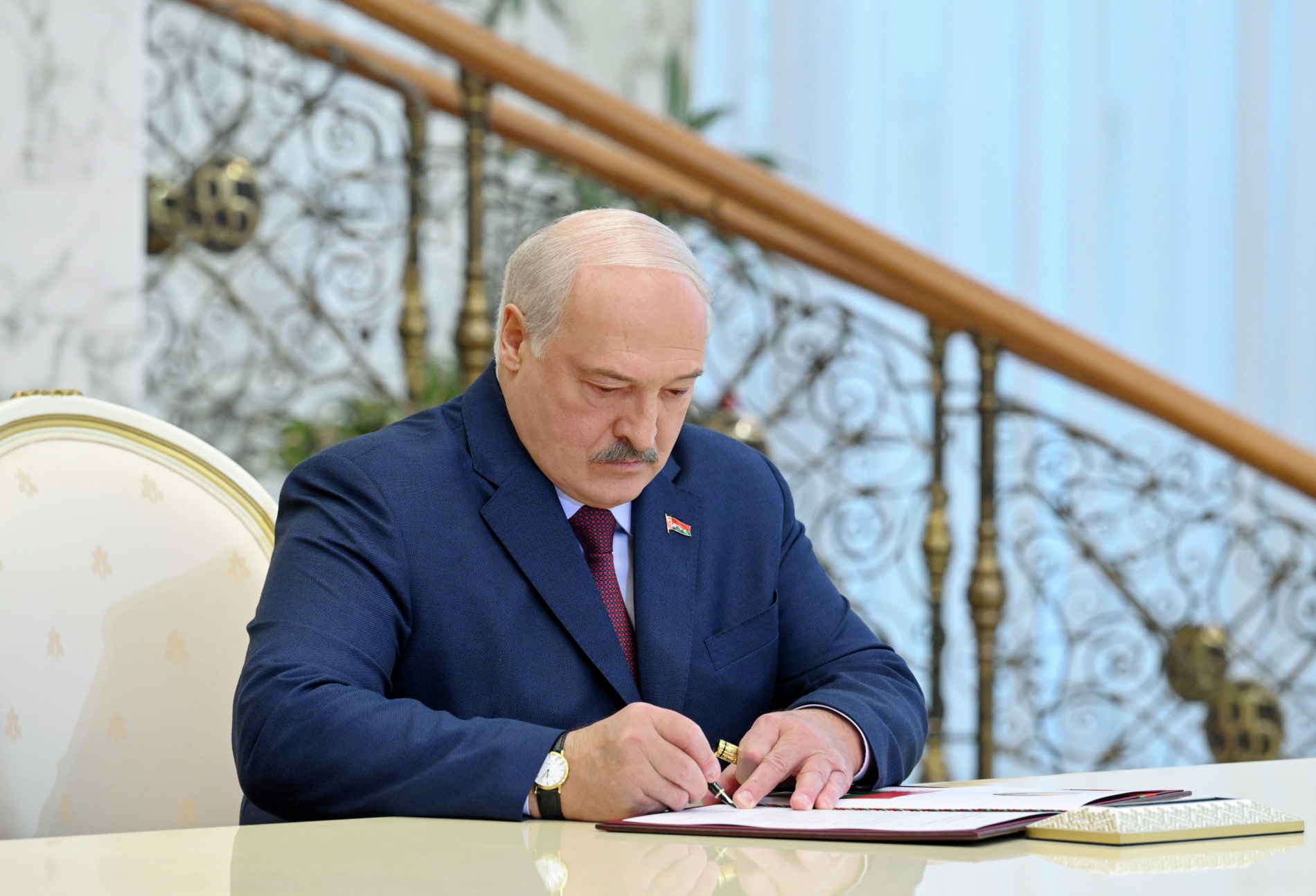 Лукашенко подписал указ о геральдических символах Мининформа Беларуси