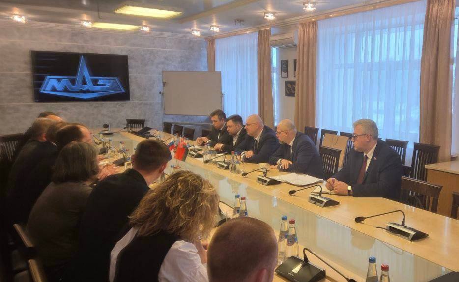 Руководители ключевых золотодобывающих компаний Российской Федерации посетили МАЗ