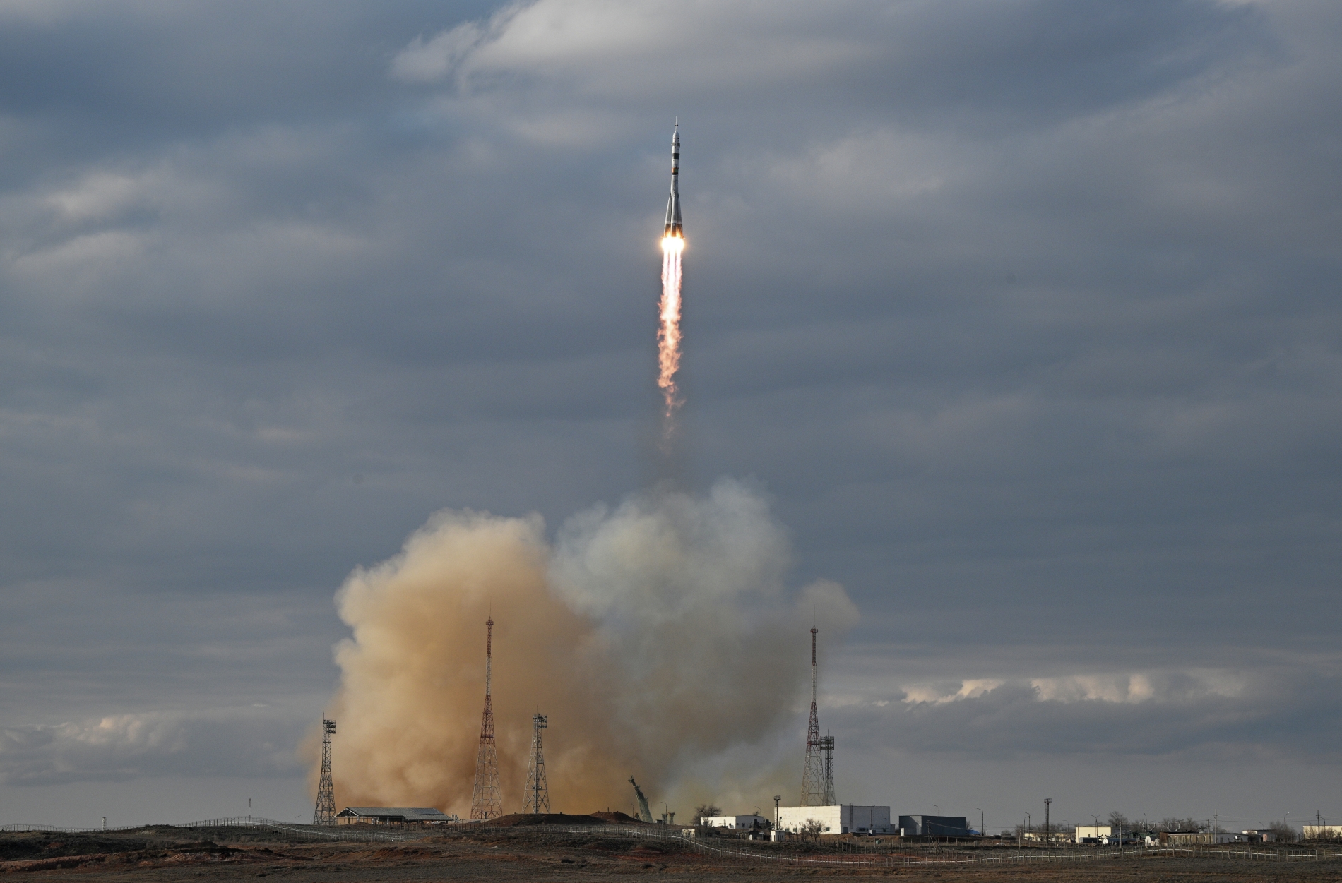 Запуск ракеты "Союз" с российско-белорусско-американским экипажем состоялся