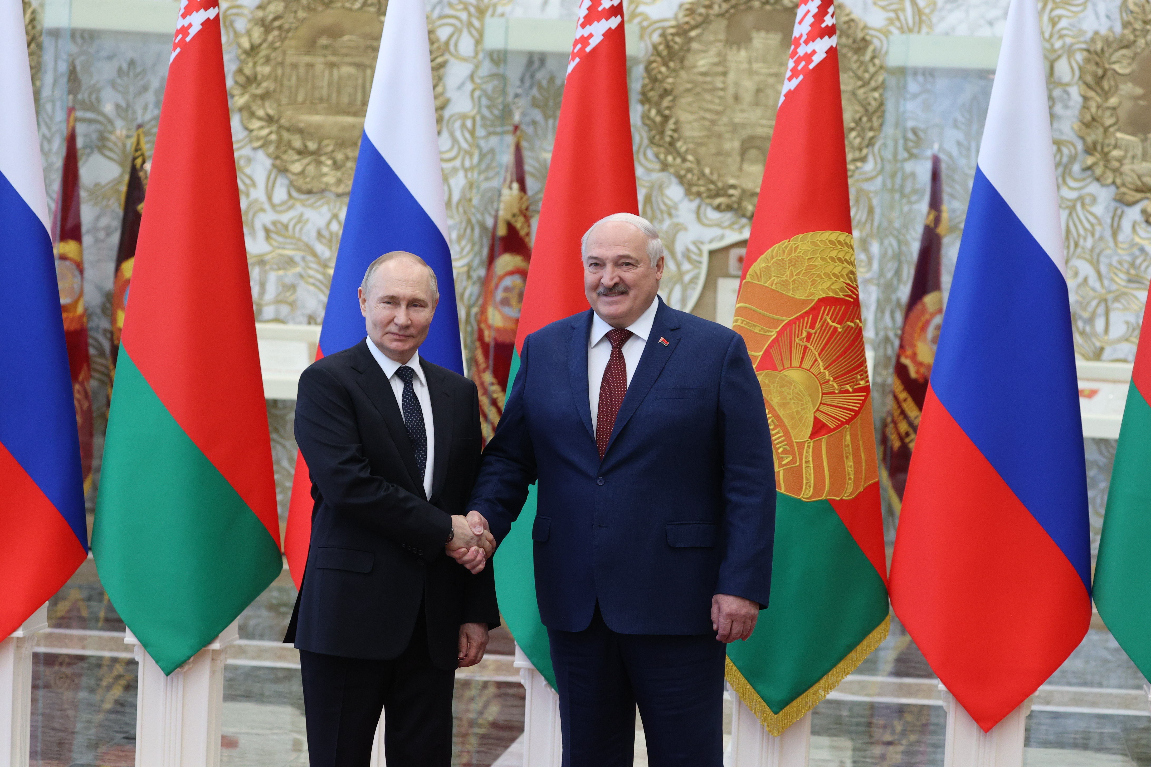 Лукашенко: на международной арене Россия стоит на страже национальных интересов