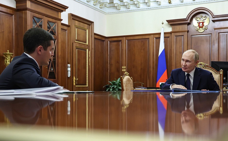 Владимир Путин с губернатором ЯНАО обсудил вопросы демографии