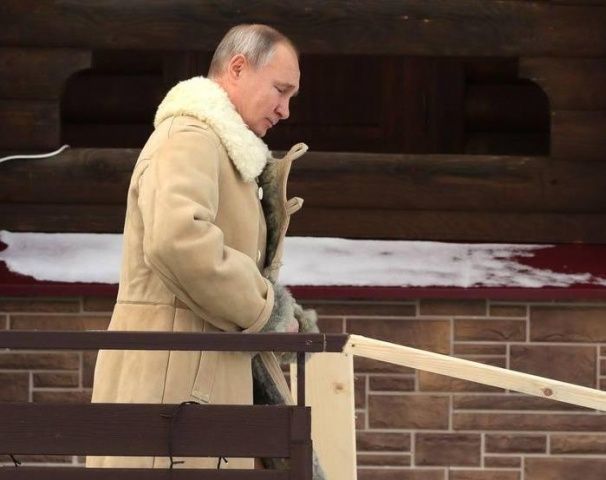 Путин на Крещение по традиции окунулся в прорубь